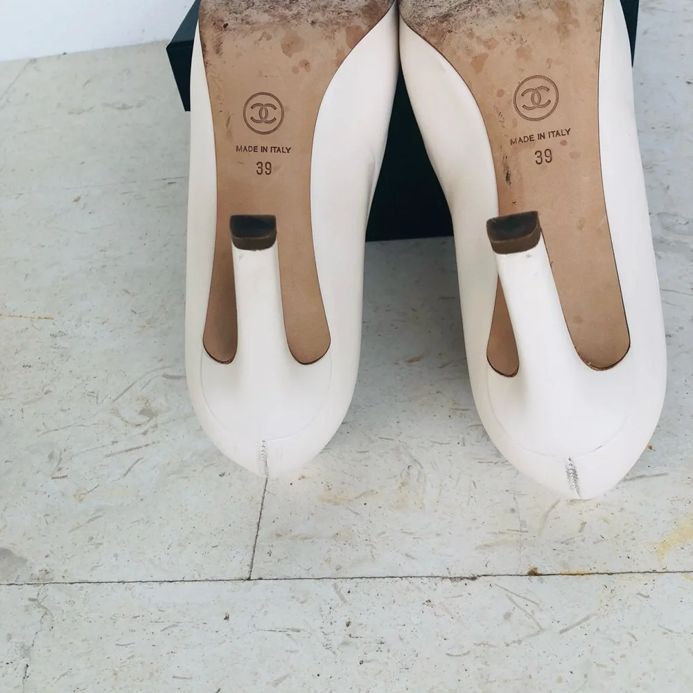 CHANEL Two-Tone Cap -Toe Pumps in Cream and Black .Size 39 - Picture 8 of 13